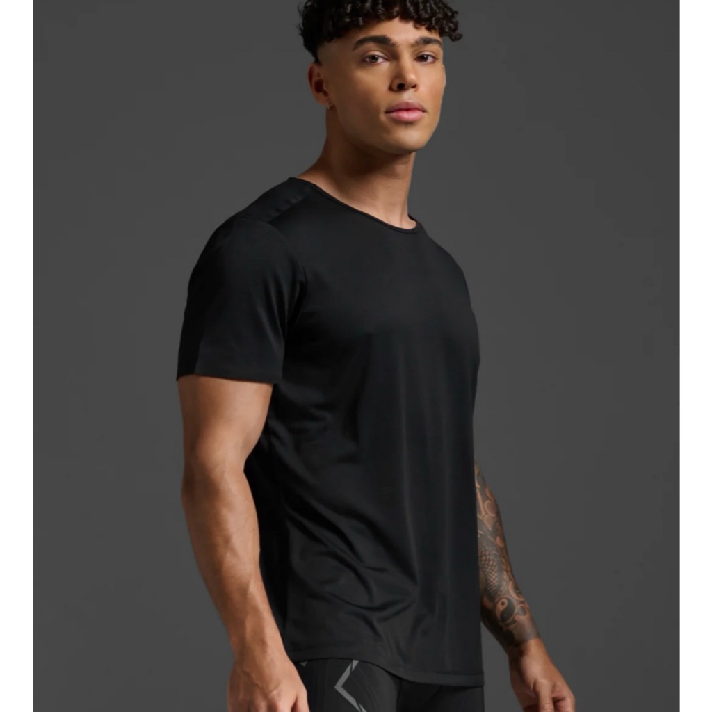2XU LIGHT SPEED TECH TEE / RUNNING TEE 2XU LIGHT SPEED TECH TEE / KAOS LARI 2XU MEN RUNNING 2XU RUNN