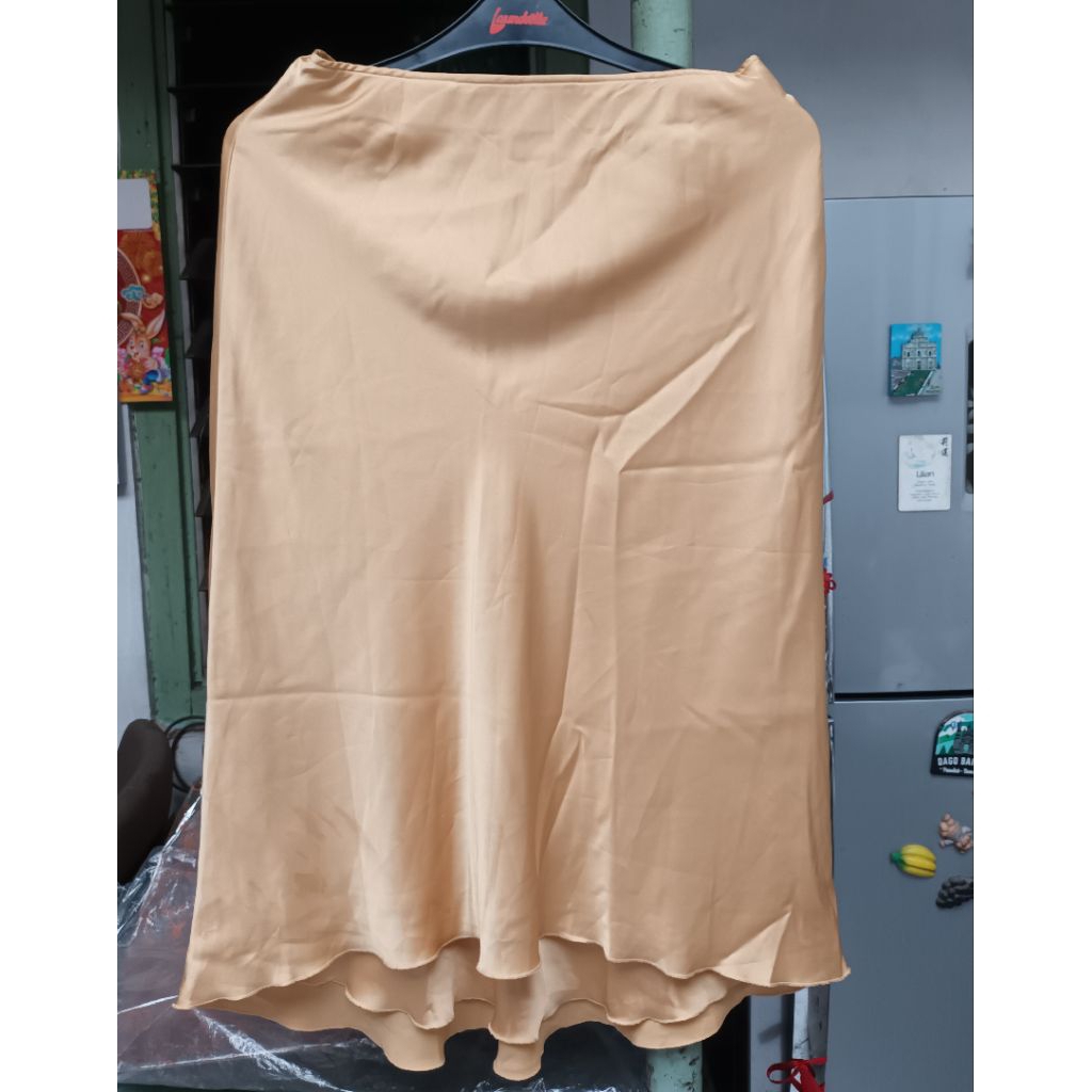 Rok Panjang / Midi Skirt warna Gold merk Abercrombie & Fitch Preloved