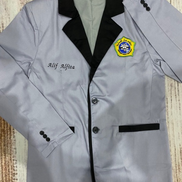 Jas Almamater Custom Minimal Order 15 pcs – Full Furing & Bordir Logo – Konveksi Jas Almet Mahasiswa