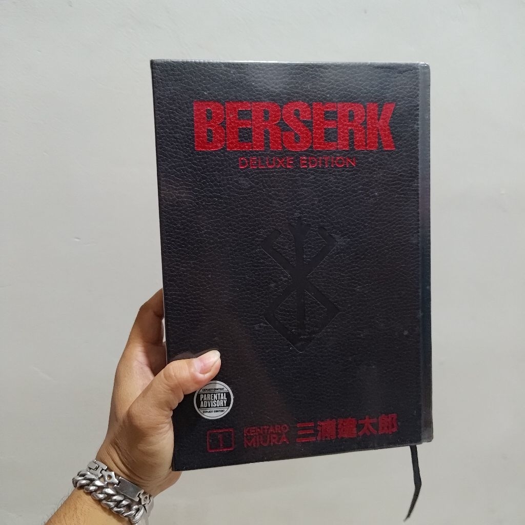 Buku Komik BERSERK Deluxe Edition Vol. 1