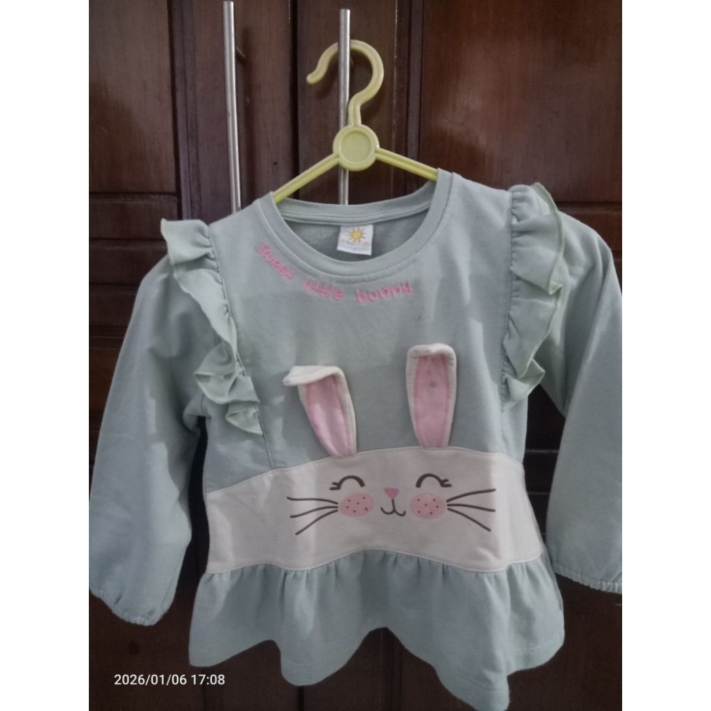 Atasan. anak perempuan little m