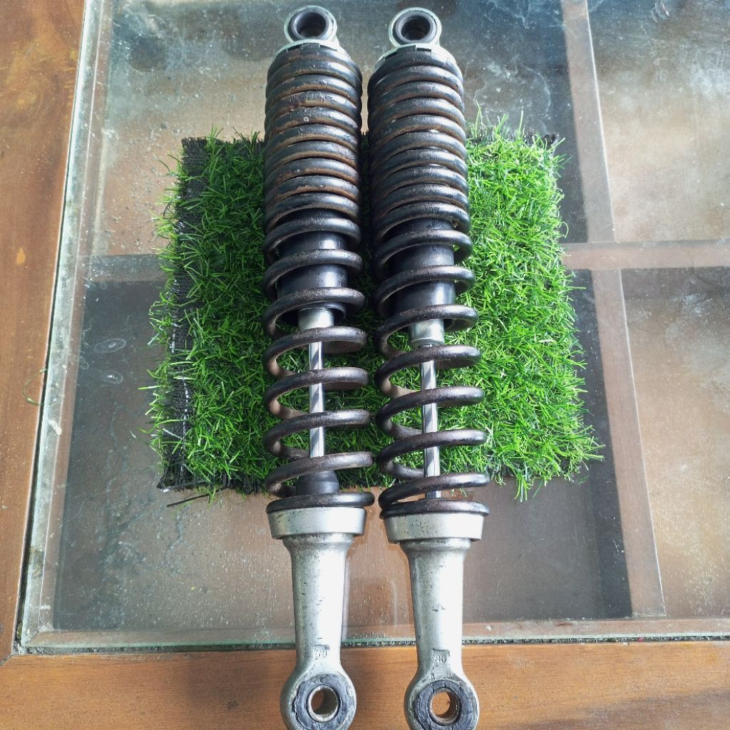 Shok belakang Supra x lama revo