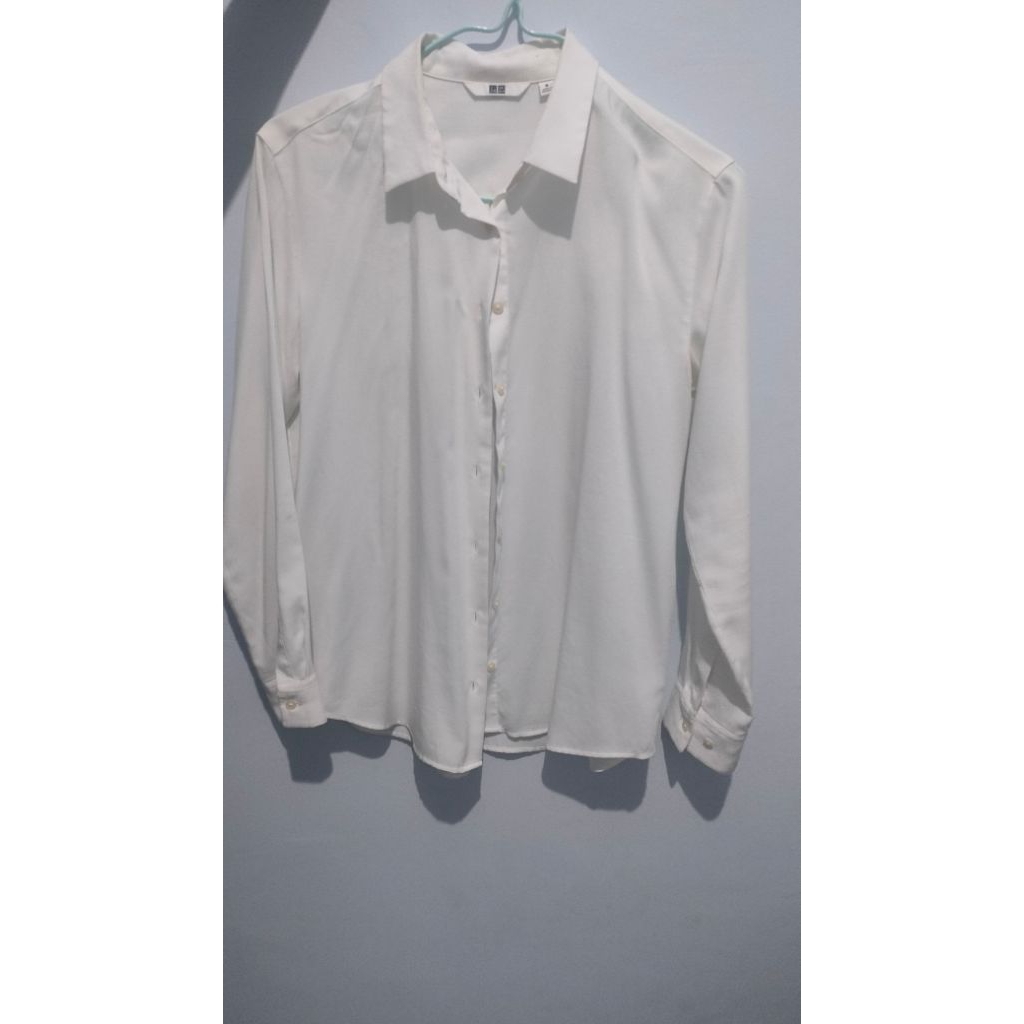 PRELOVED Kemeja Wanita merk UNIQLO ukuran M Warna Putih