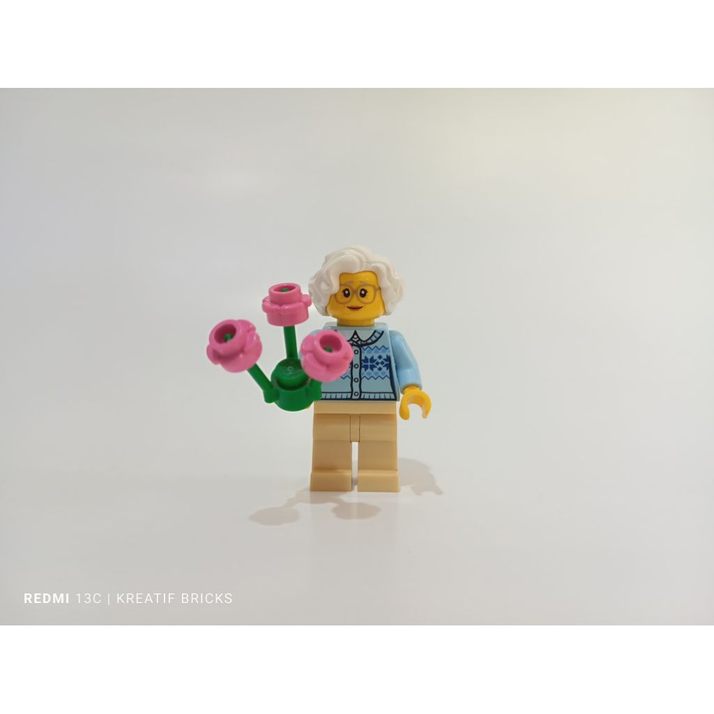 LEGO CITY Grandmother cty0660 minifigure
