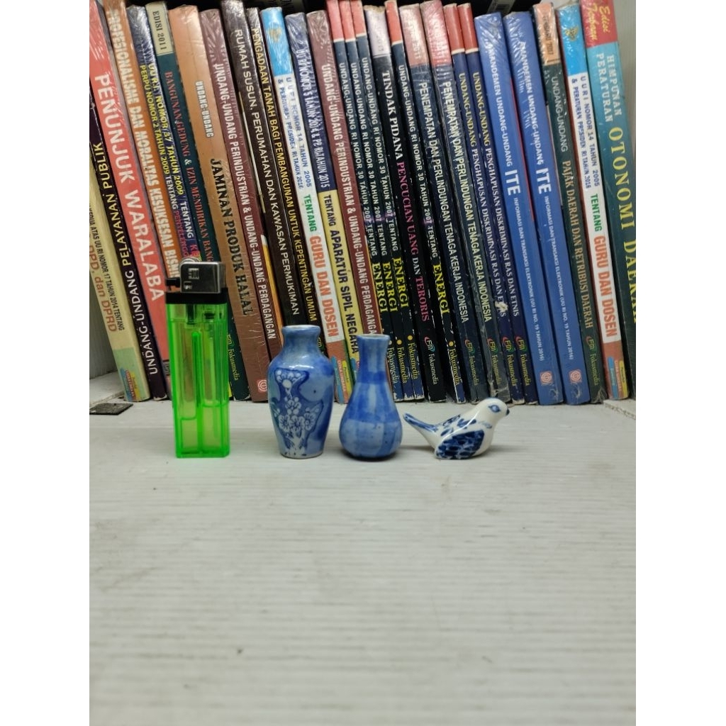 PAJANGAN HIASAN KERAMIK PORSELEN 1 PASANG GUCI MINI DAN MERPATI MINI