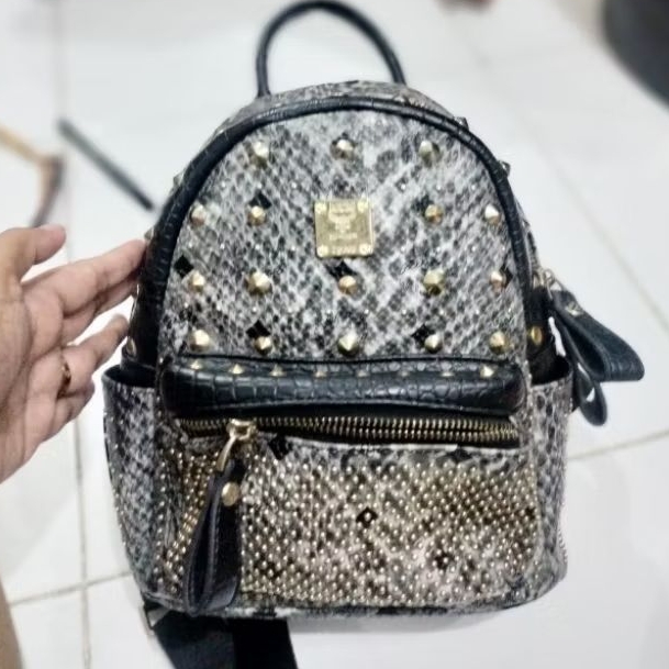 tas kulit ransel MCM stud motif ul4r 24x26cm
