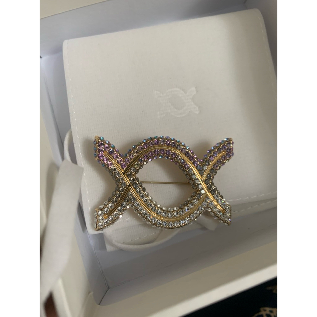 Serena Alphabet Stella Alice Brooch Monogram Klamby Identity Brooch [Kumpulan Bros Wearing Klamby]