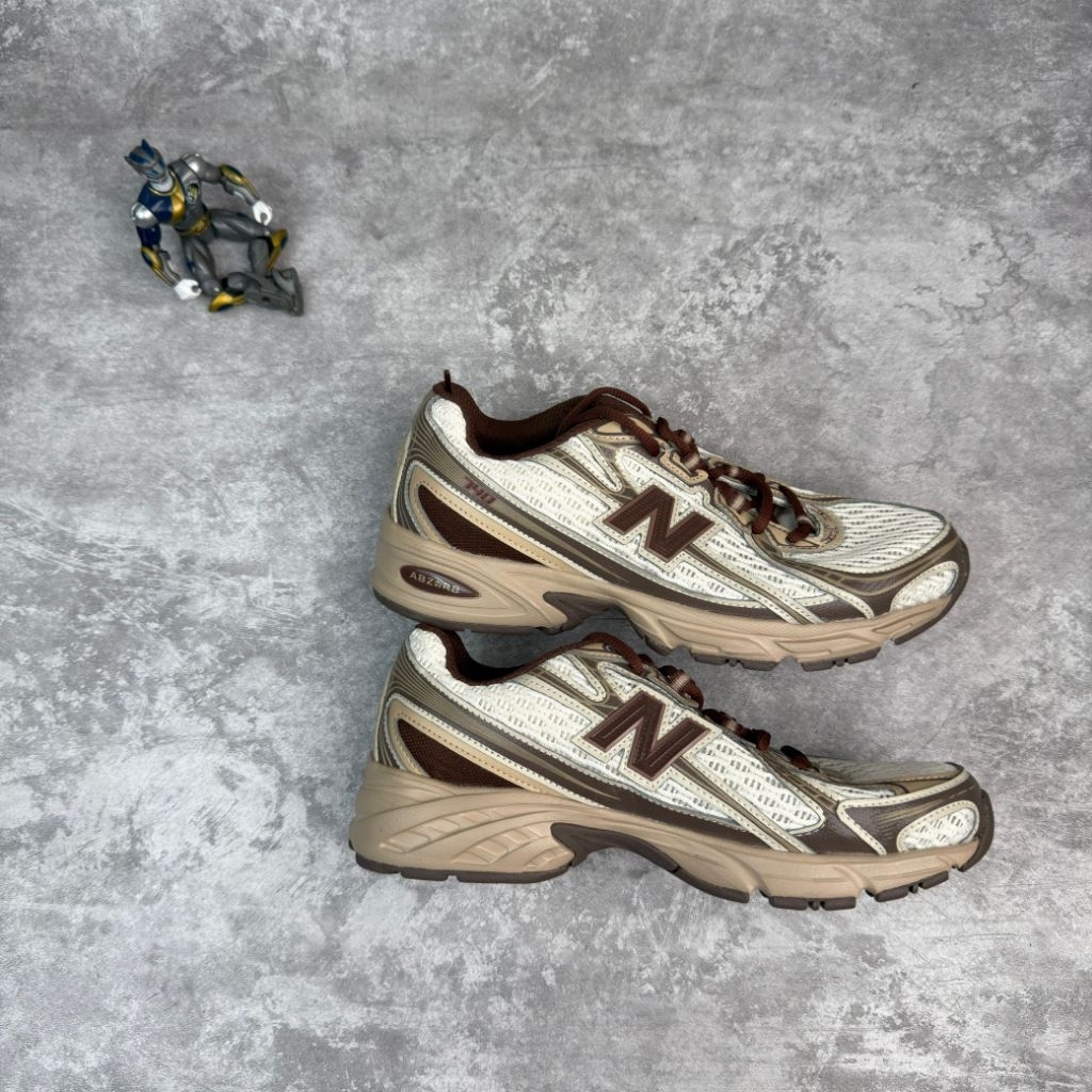 New Balance 740 Brown