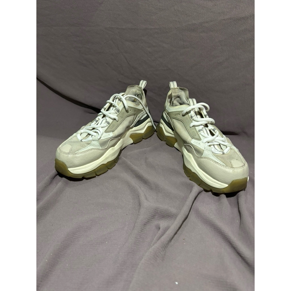 Sepatu second discovery cream