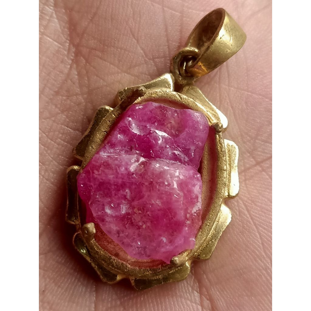 Liontin batu ruby