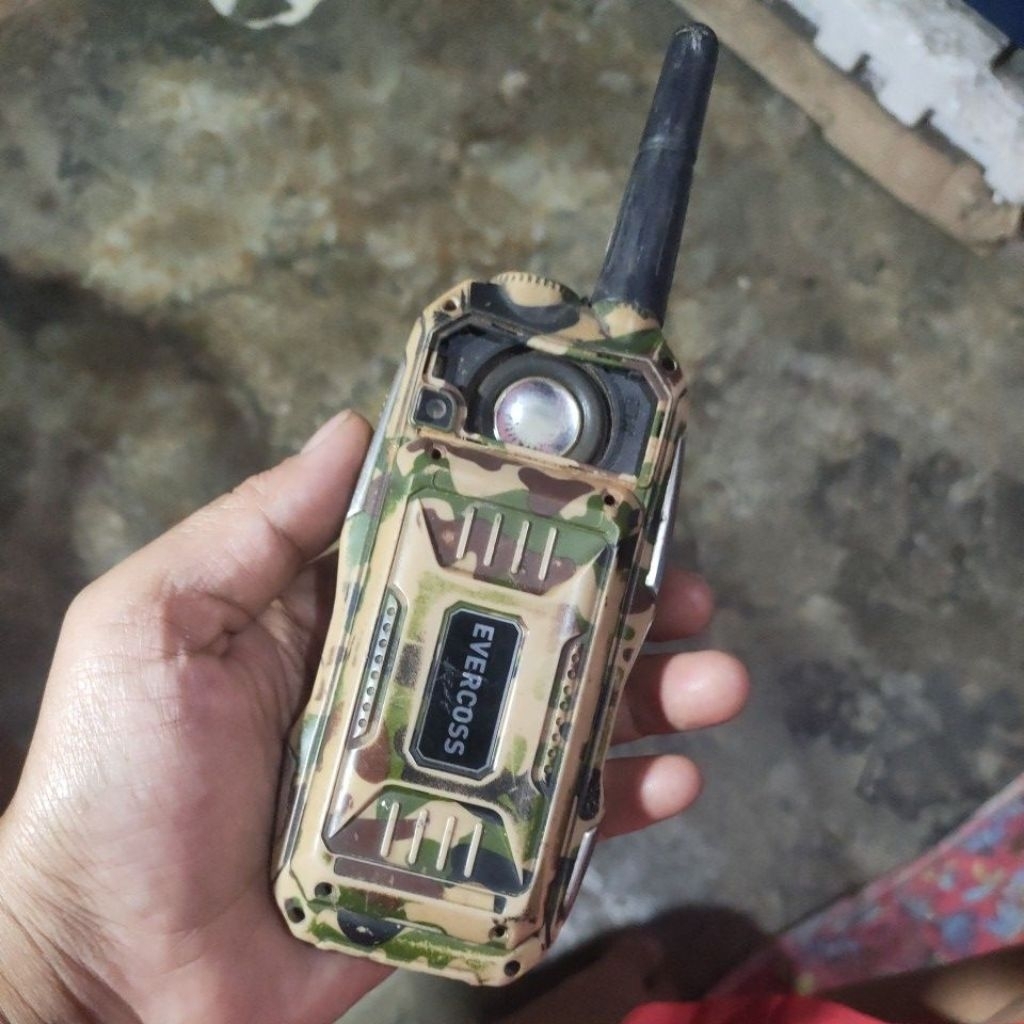 hp gunung merek Evercoss minus ada gris putih dikit ga terlalu keliatan yg lain normal