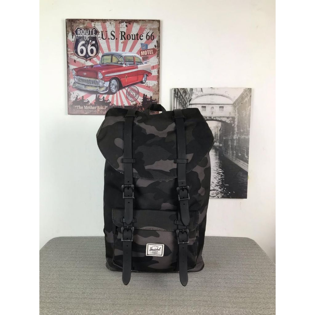 Herschel little America camo