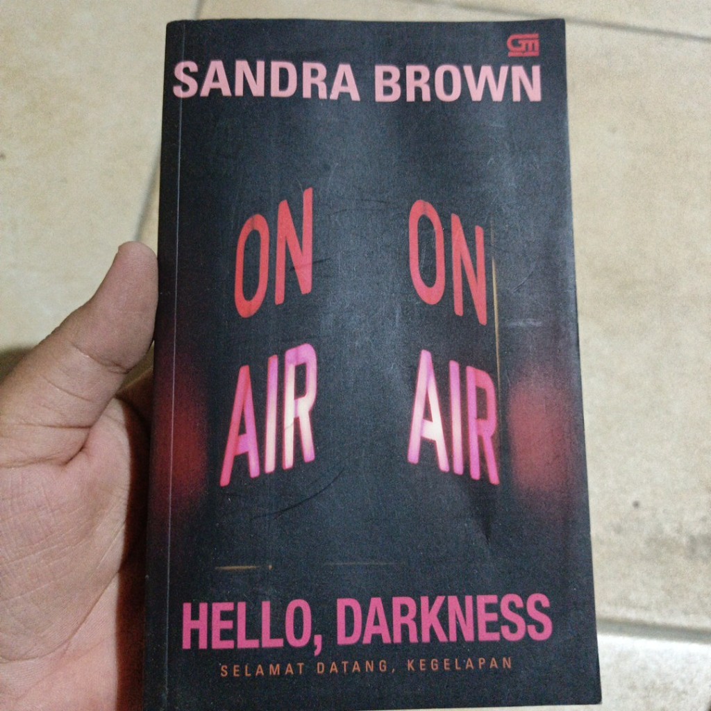 [Preloved] Hello, Darkness - Selamat Datang Kegelapan  Sandra Brown