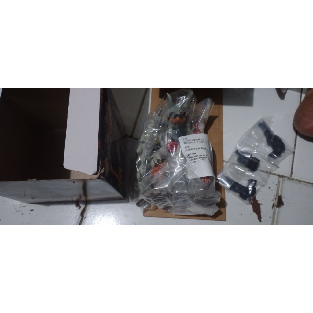 mainan action figure monster Ultraman