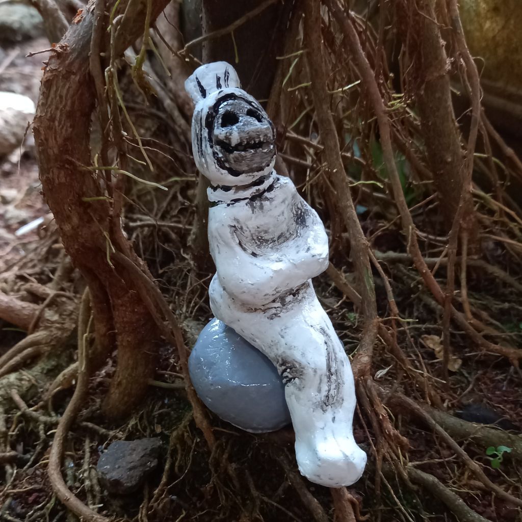 Miniatur pocong lagi duduk,hiasan aquarium