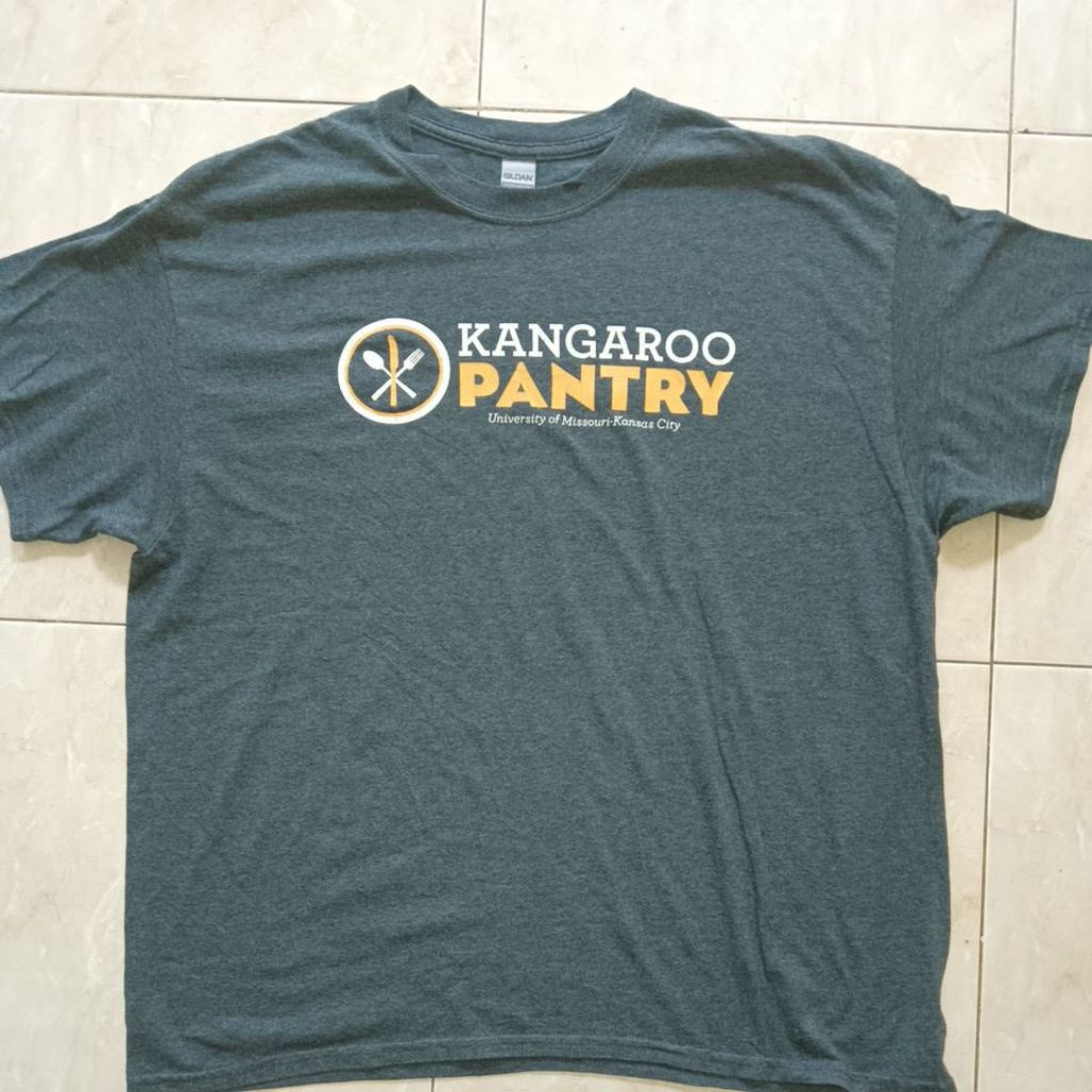 kaos branded Gildan kanada original krek logo dikit ld. 128 cm second untuk Pria dan Wanita