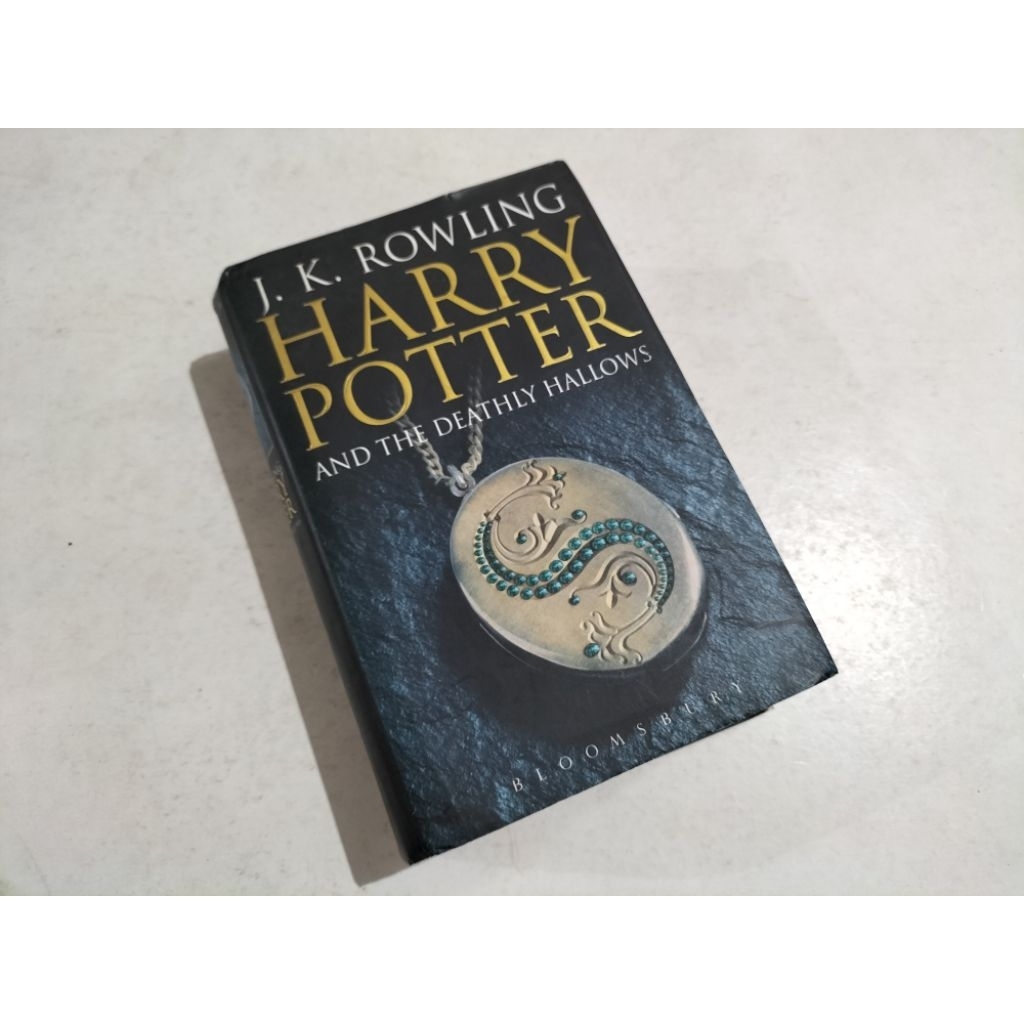 Novel Harry Potter and the Deathly Hallows (First Edition Hard Cover - In English (knri)), karya J.K