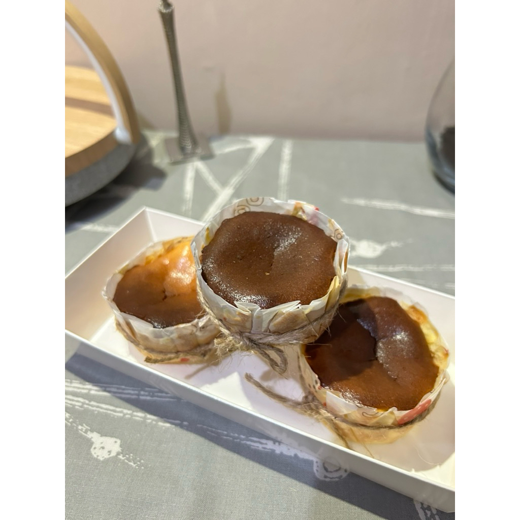 MINI BURNT CHEESECAKE -mini burnt cheesecake -cheesecake premium-burnt cheesecake-hampers lebaran -h