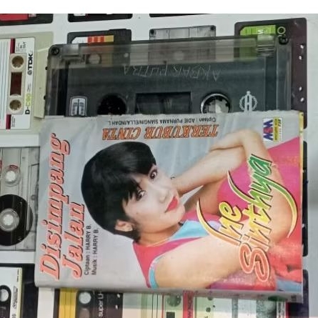 KASET PITA INE SINTHYA DISAMPING JALAN