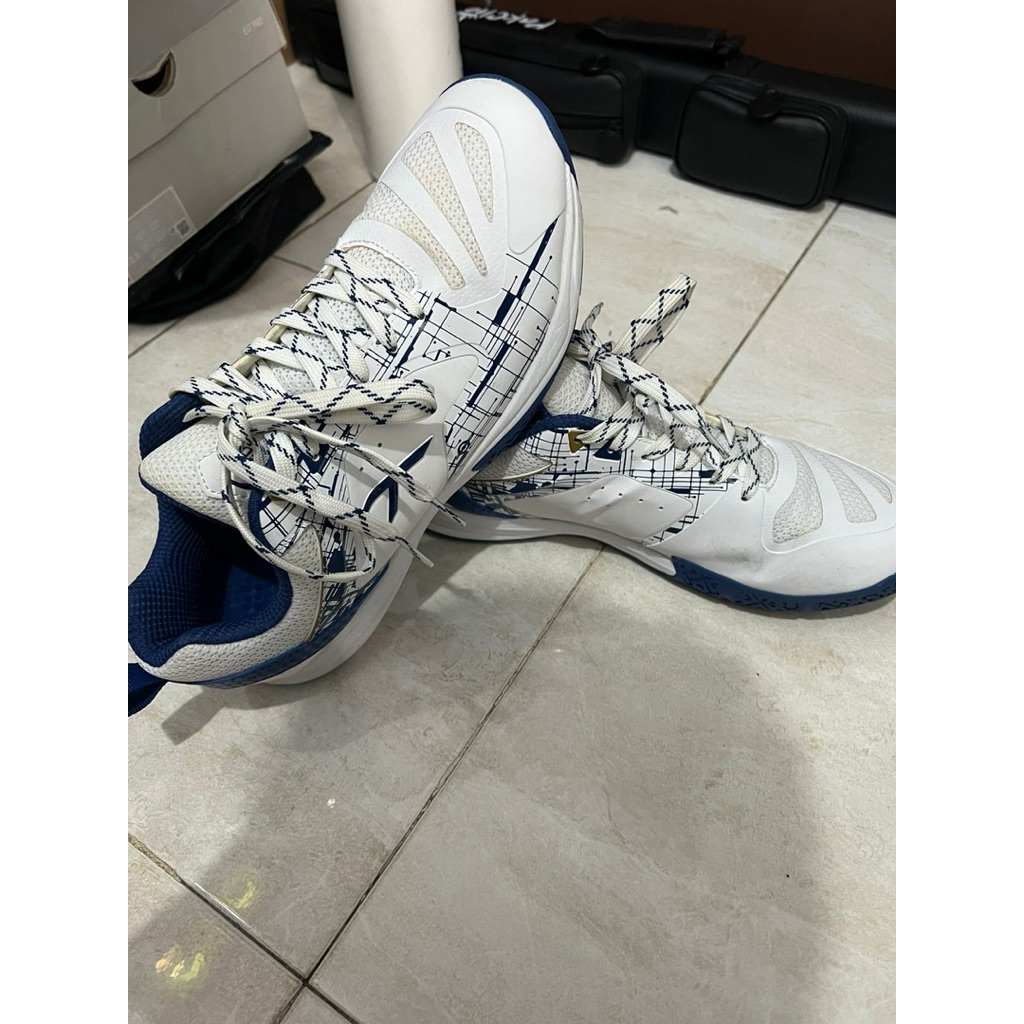 Preloved - Sepatu Badminton Hundred Beast 2 uk 45