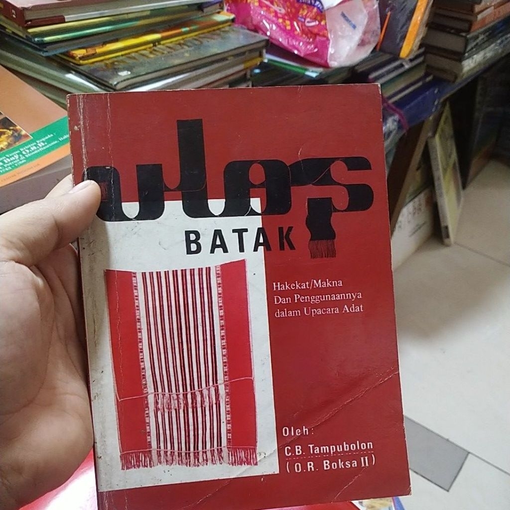 buku hakikat atau makna dan penggunaan ulos Batak dalam upacara adat original