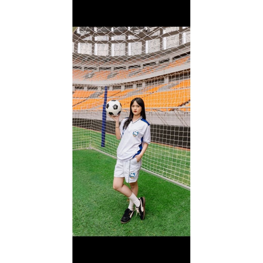 Jersey Erigo X JKT48 - FUZZY WHITE ADEL JKT48 (size M)