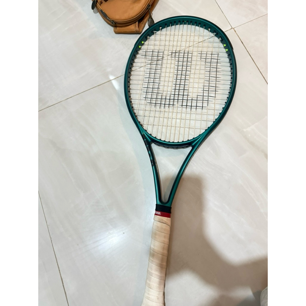 Preloved raket tennis Wilson Blade V9