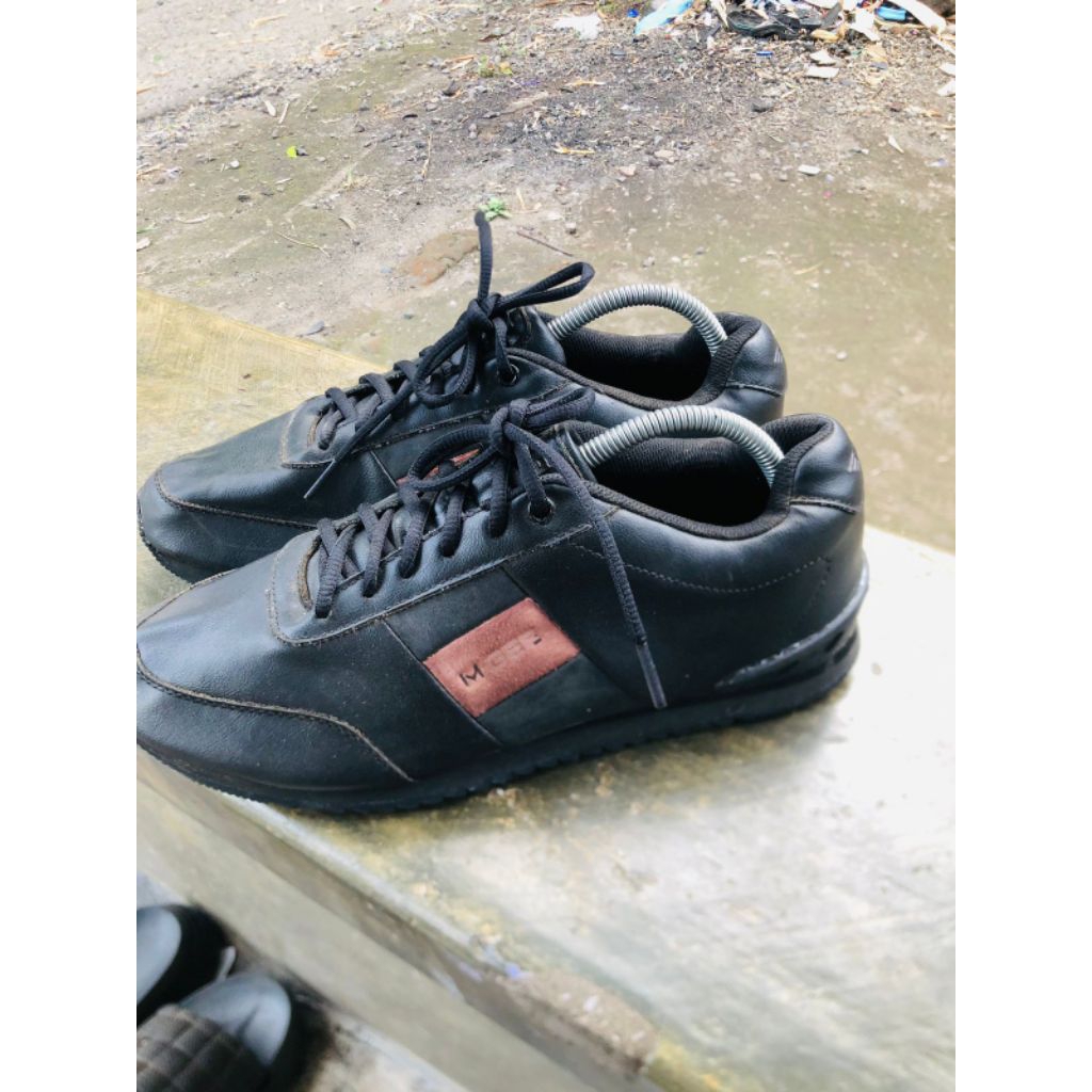 Sepatu sneakers merk m.gee uk 43