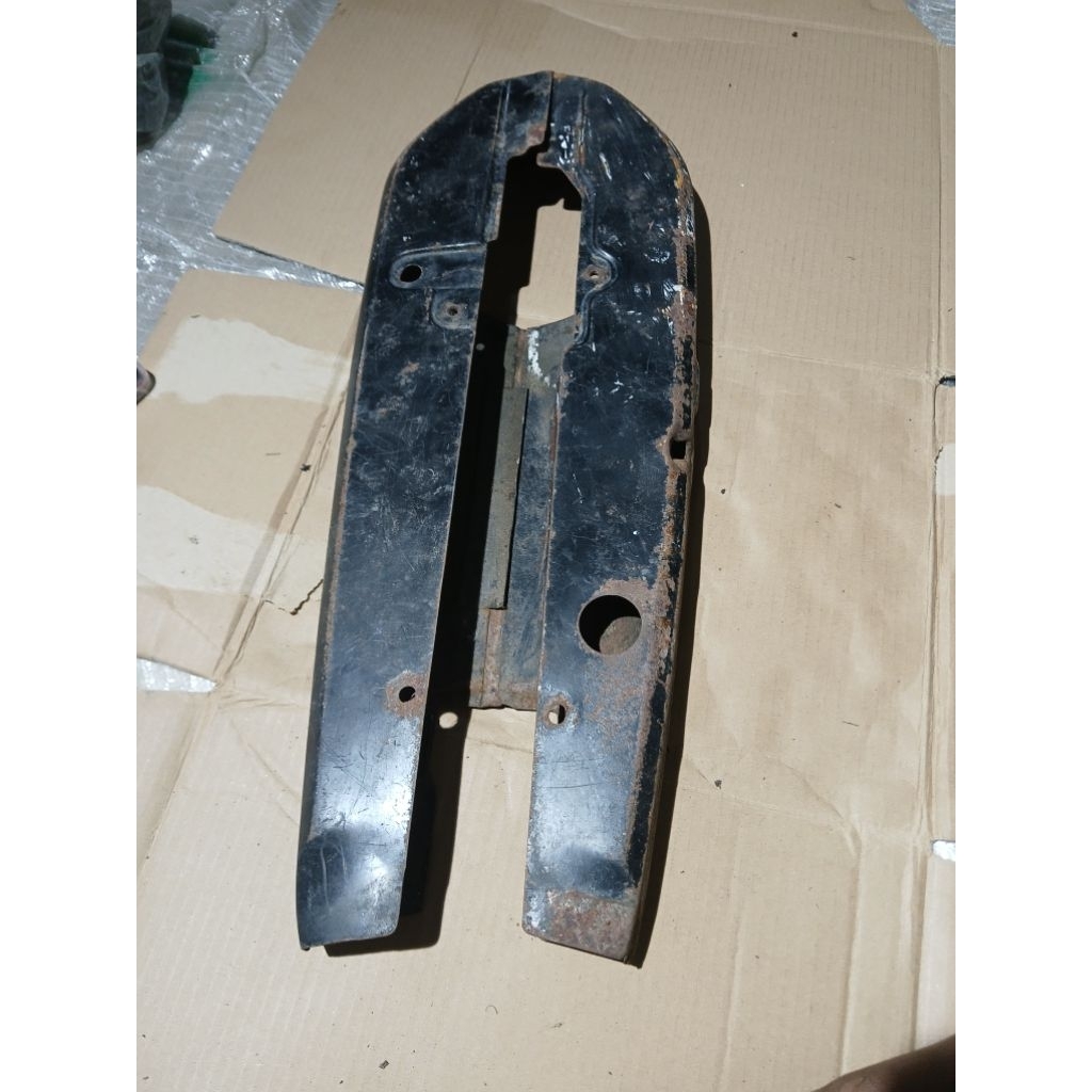 tutup cover pelindung rantai keteng katengkas atas bawah arm kotak suzuki RC100 Bravo DK bekas ori