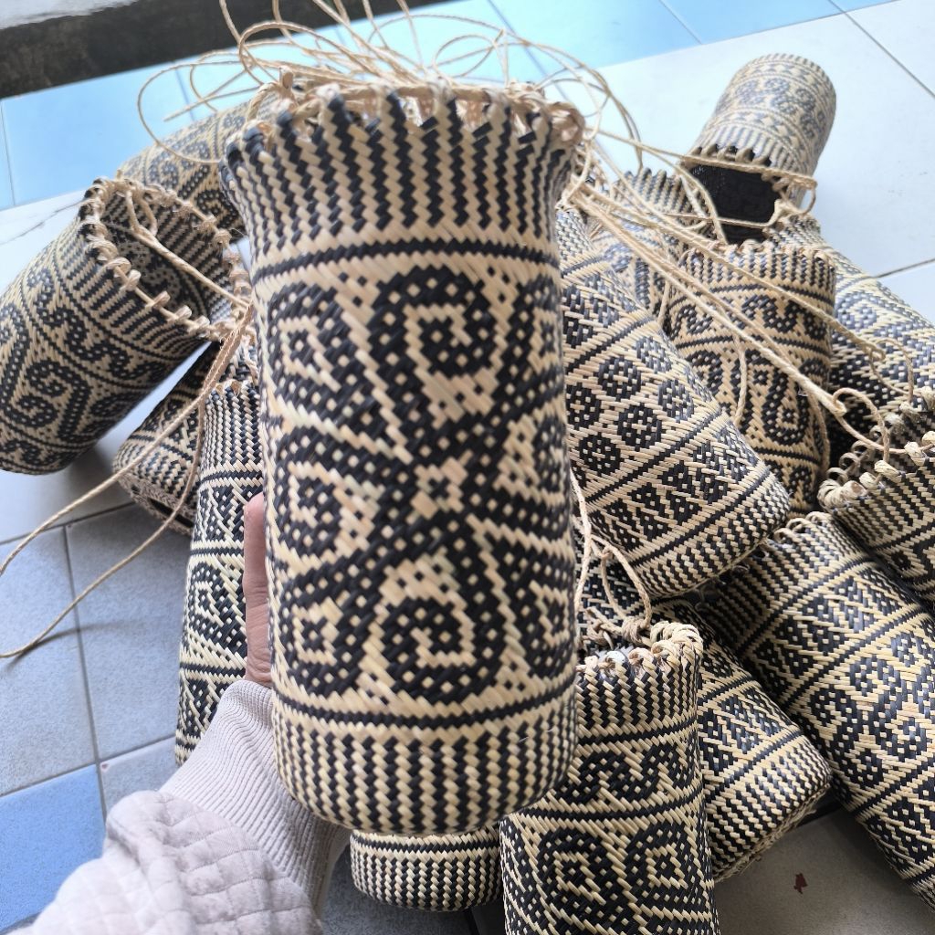 Tas anjat selempang anyaman