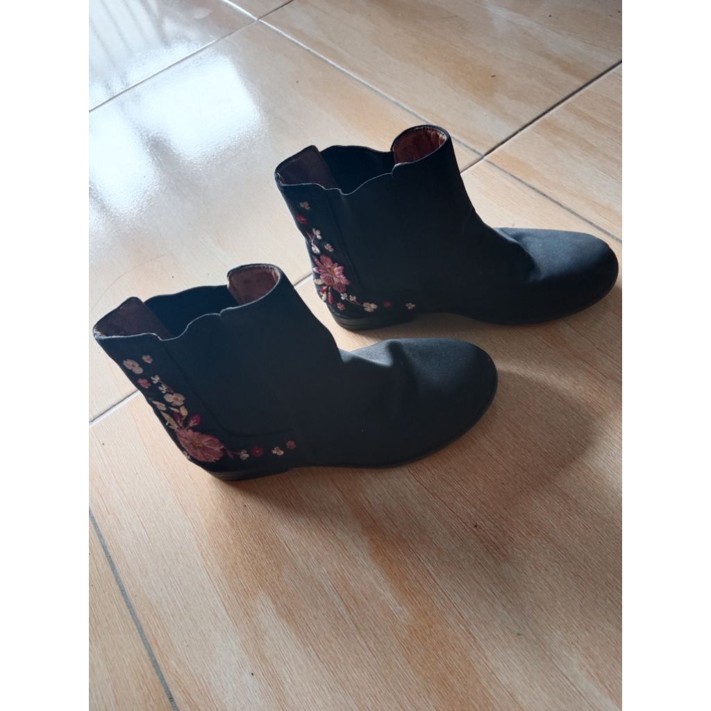 sepatu boot anak charles n keith preloved
