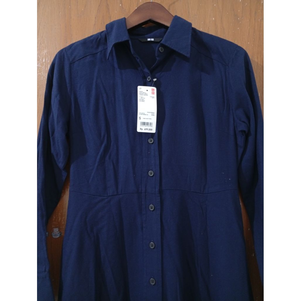 Gaun kemeja brushed lembut lengan panjang navy uniqlo