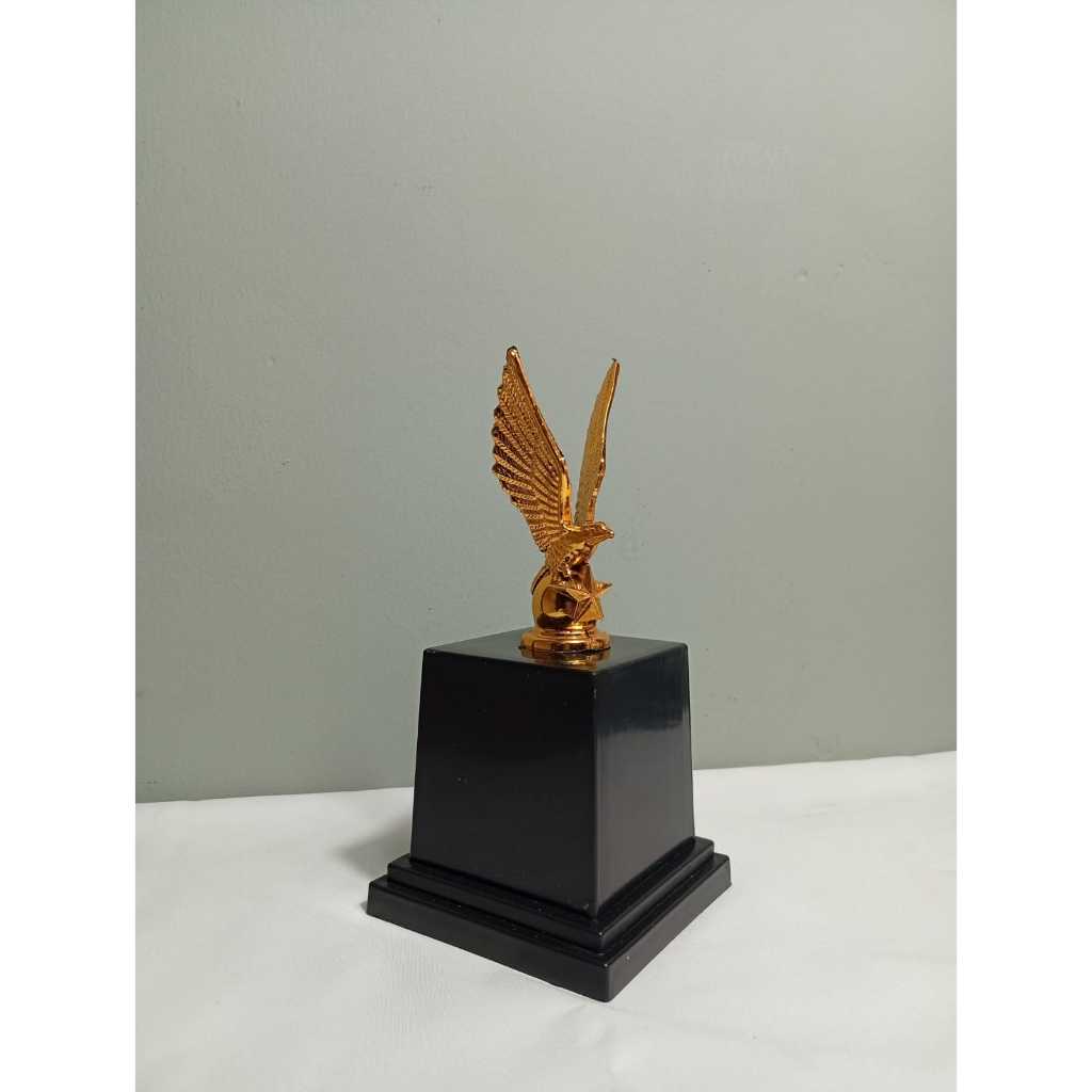 Sparepart Piala Aksesoris Eagle Figur Burung Garuda