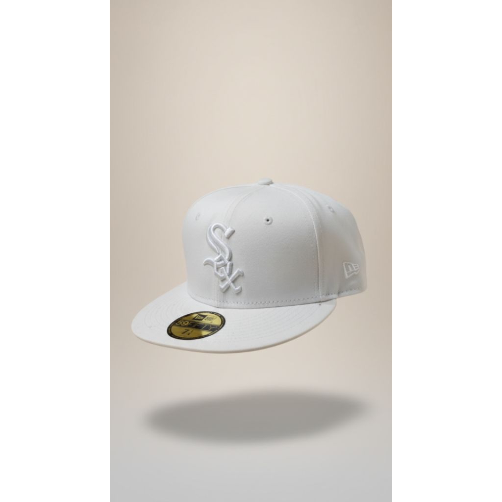 New Era 59FIFTY Chicago White Sox MLB berwarna putih atau krem. 