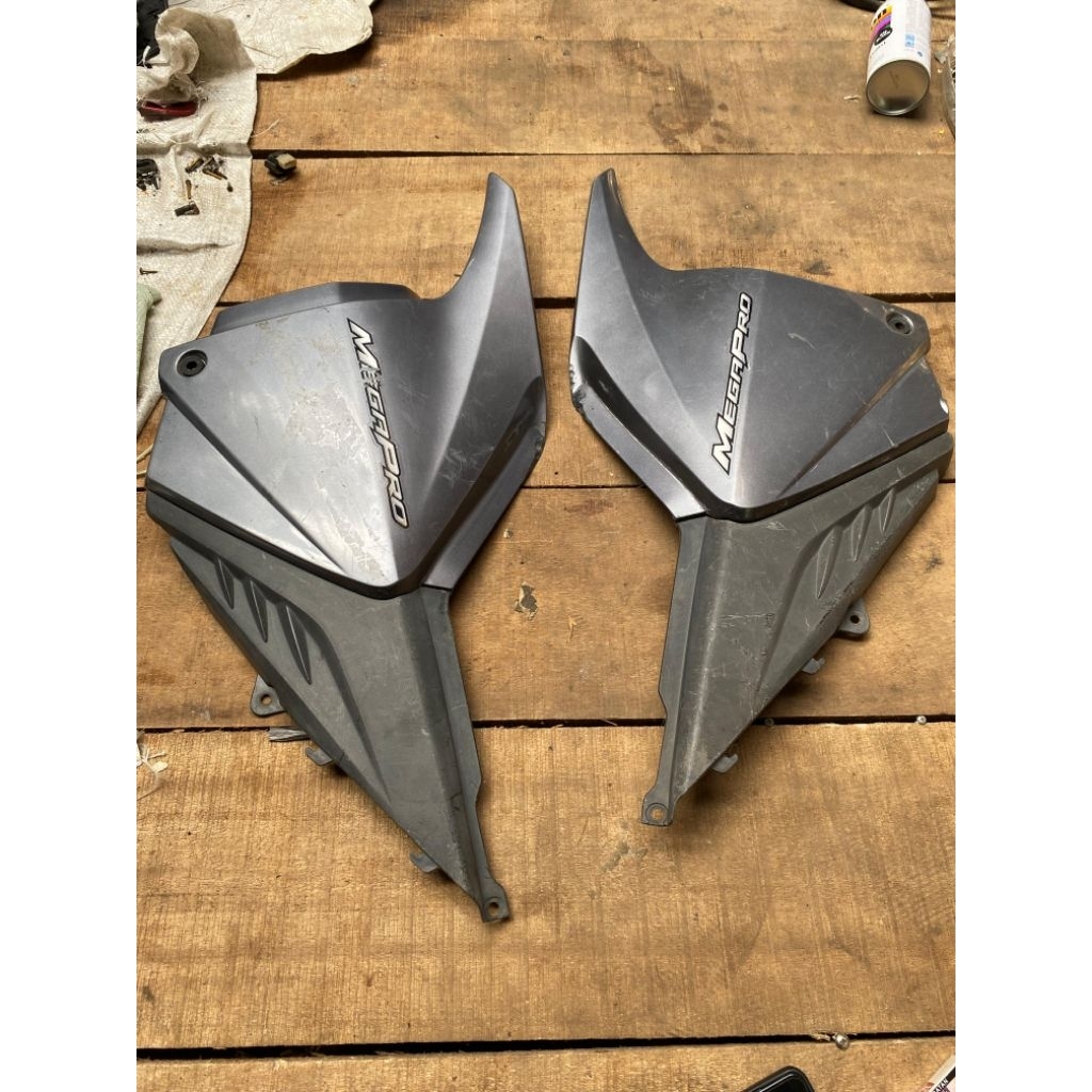 Cover bok aki sambungan bodi tengah honda Megapro monoshock original