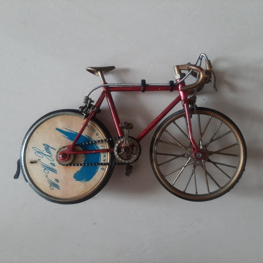 Wa Wa Xing Lighter, korek gas model sepeda balap skala 1/8 - 1/10, panjang 19 cm tinggi 11.5 cm, bek