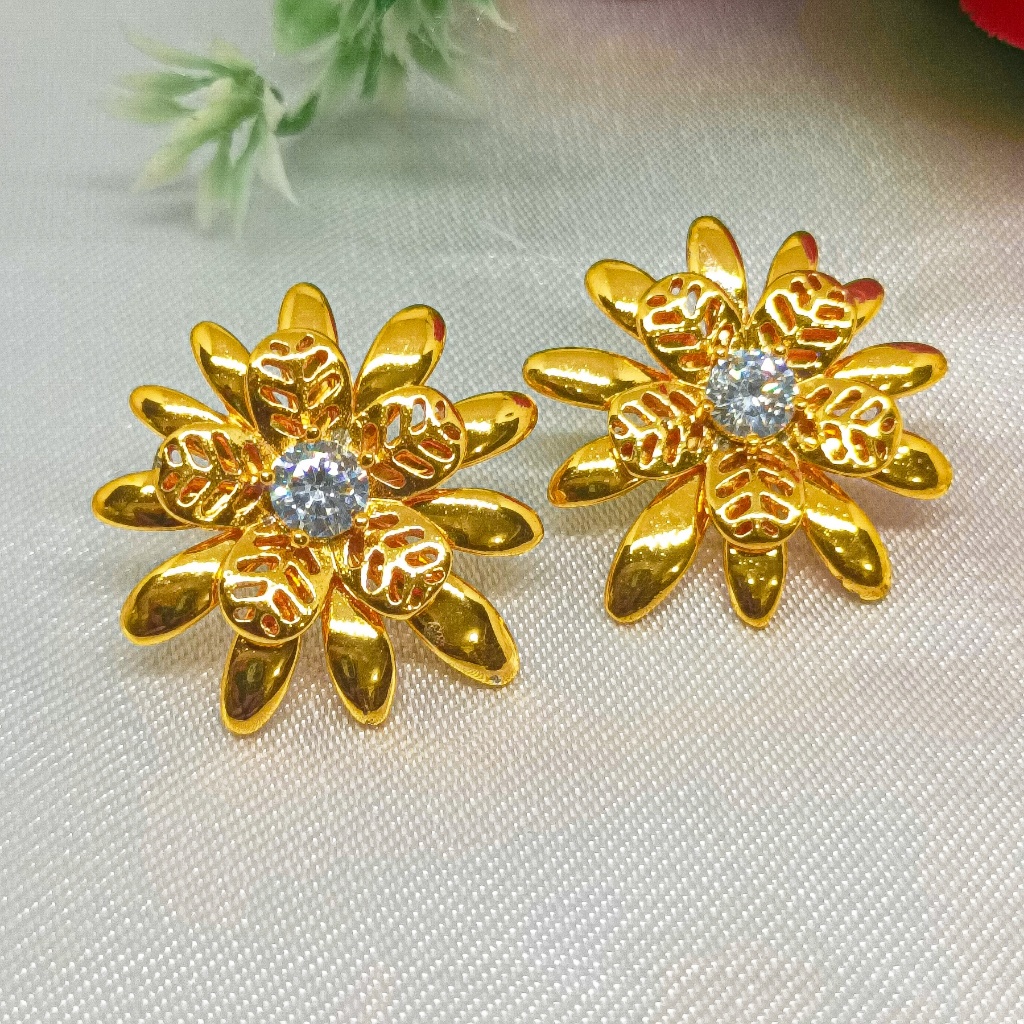 Anting-anting tusuk berbentuk bunga berlapis emas 24 karat dengan aksen berlian.