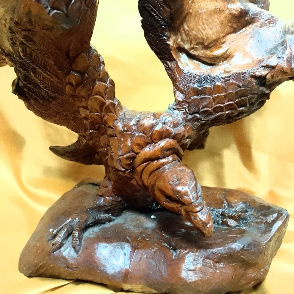 patung kayu ukir burung garuda