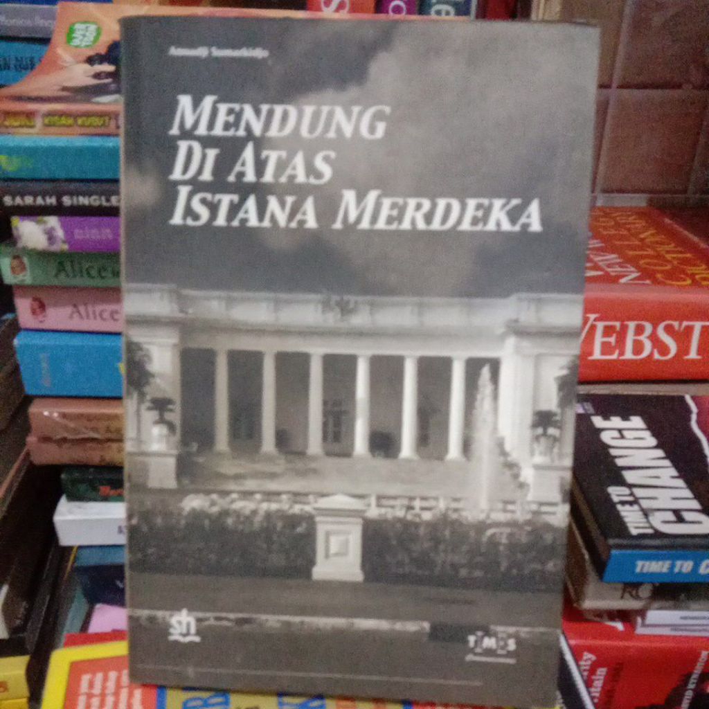 MENDUNG DI ATAS ISTANA