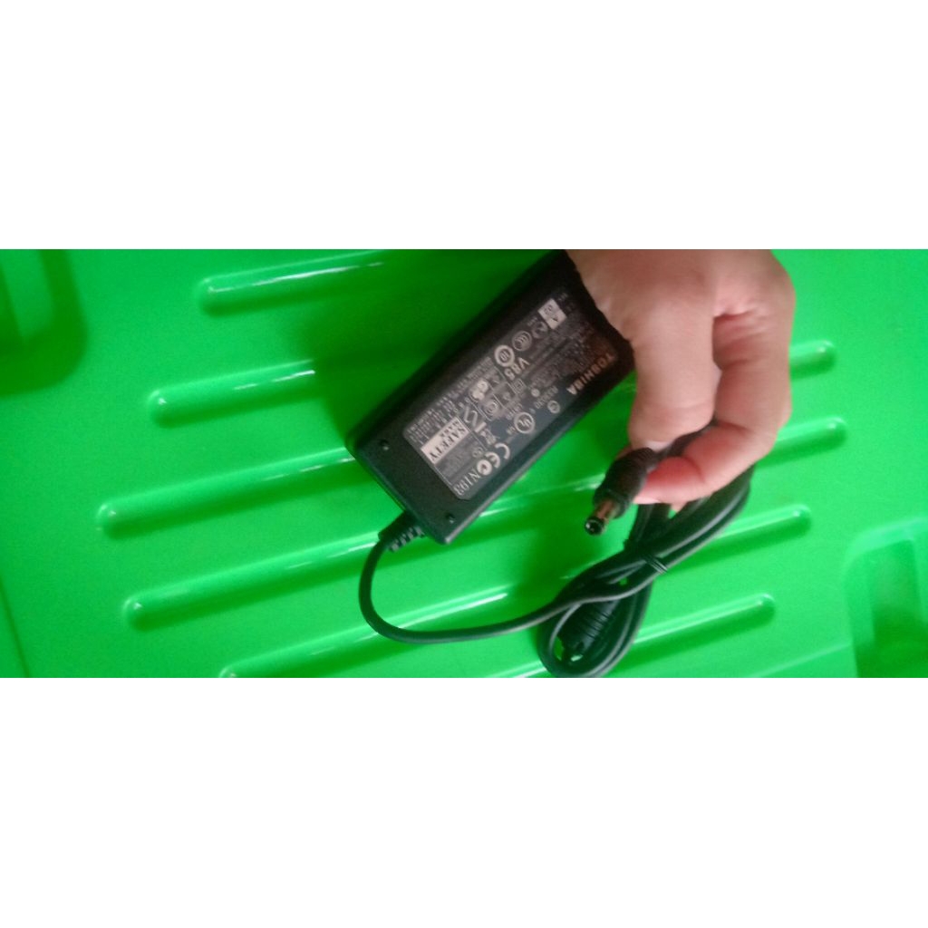 Adaptor laptop AC DC adapter laptop Toshiba 19V 1.58A ready