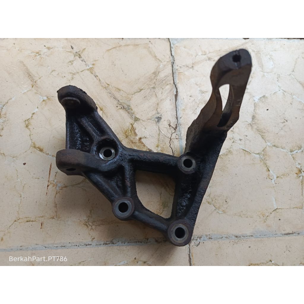 brakit dudukan dinamo alternator ampere honda accord maestro