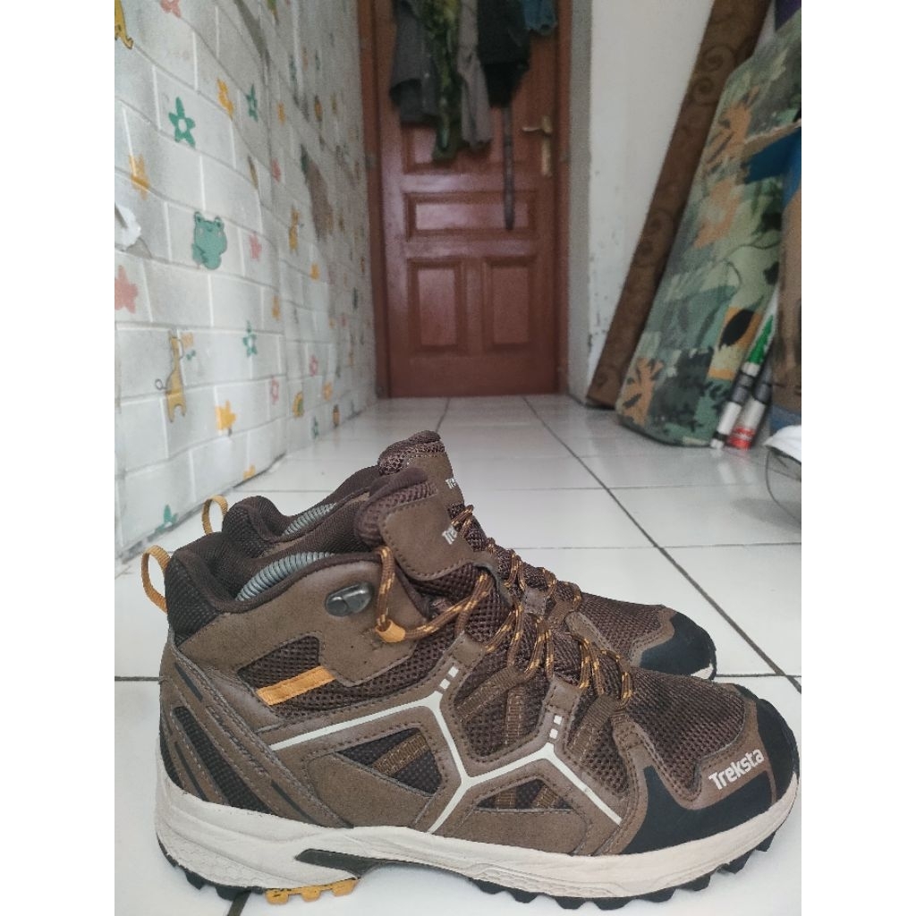 sepatu outdoor treksta