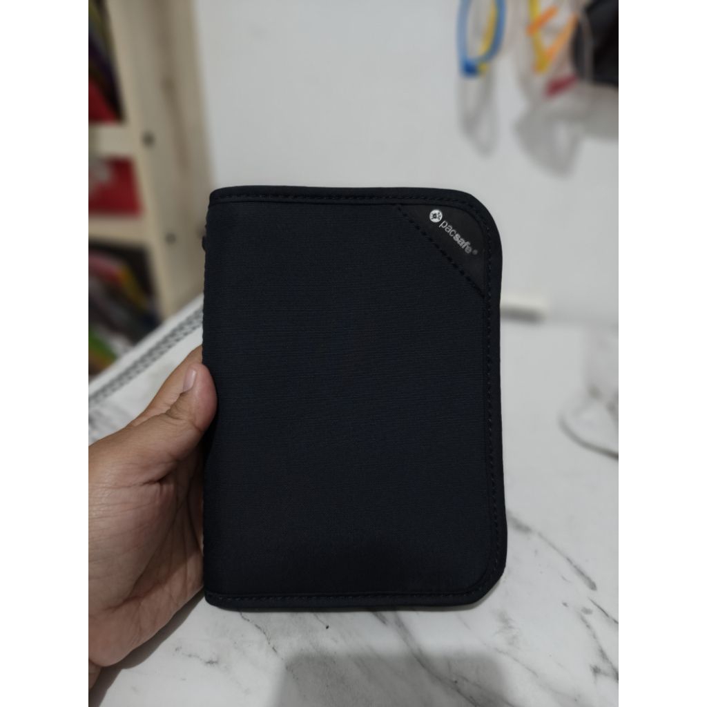 tas pacsafe paspor