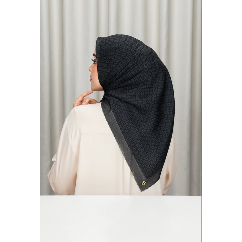 Preloved Hijab Buttonscarves Tapis – Caviar / Hitam - Kemasan Pouch