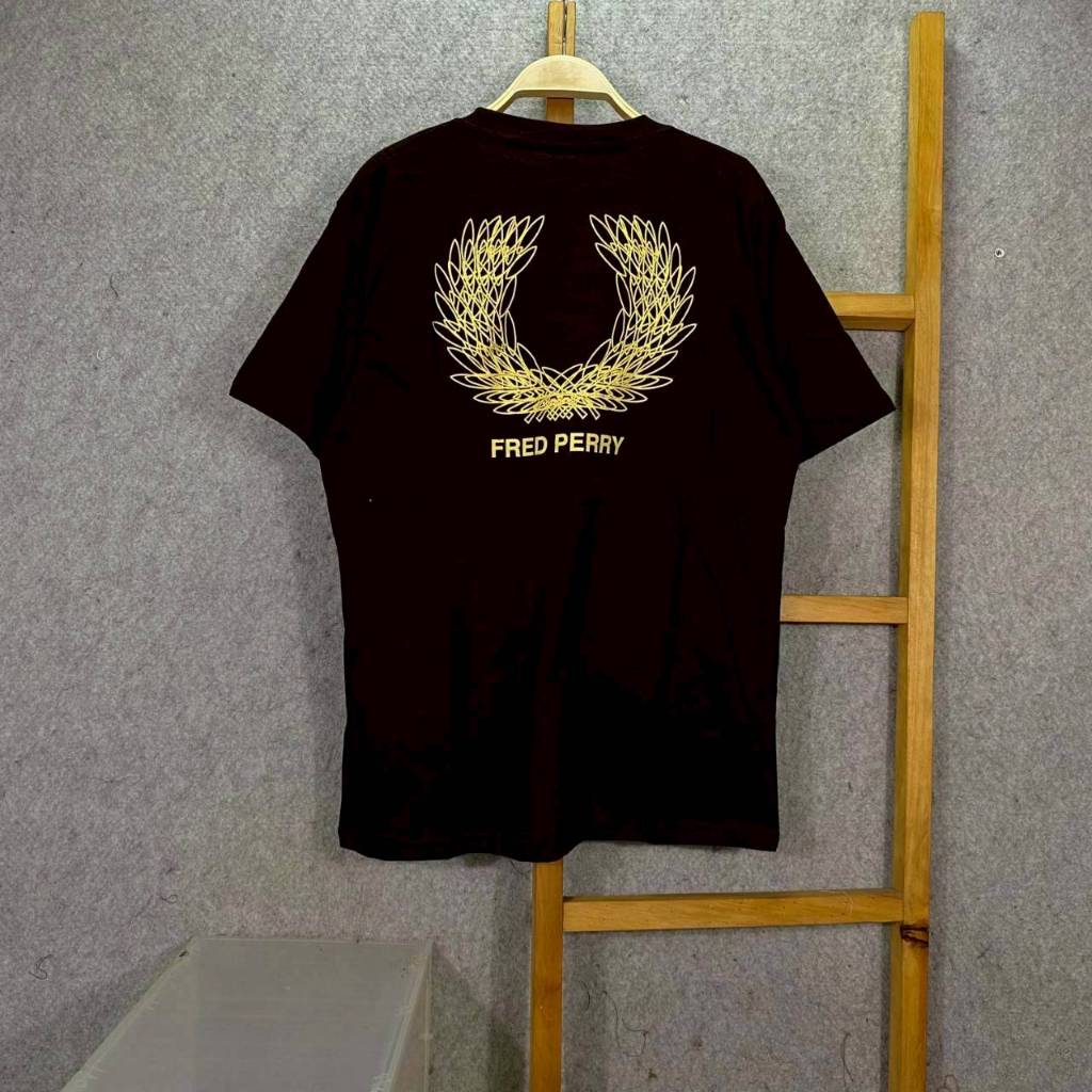 KAOS T-SHIRT FRED FERRY FP016 BLURRED LOGO GOLD ON BLACK