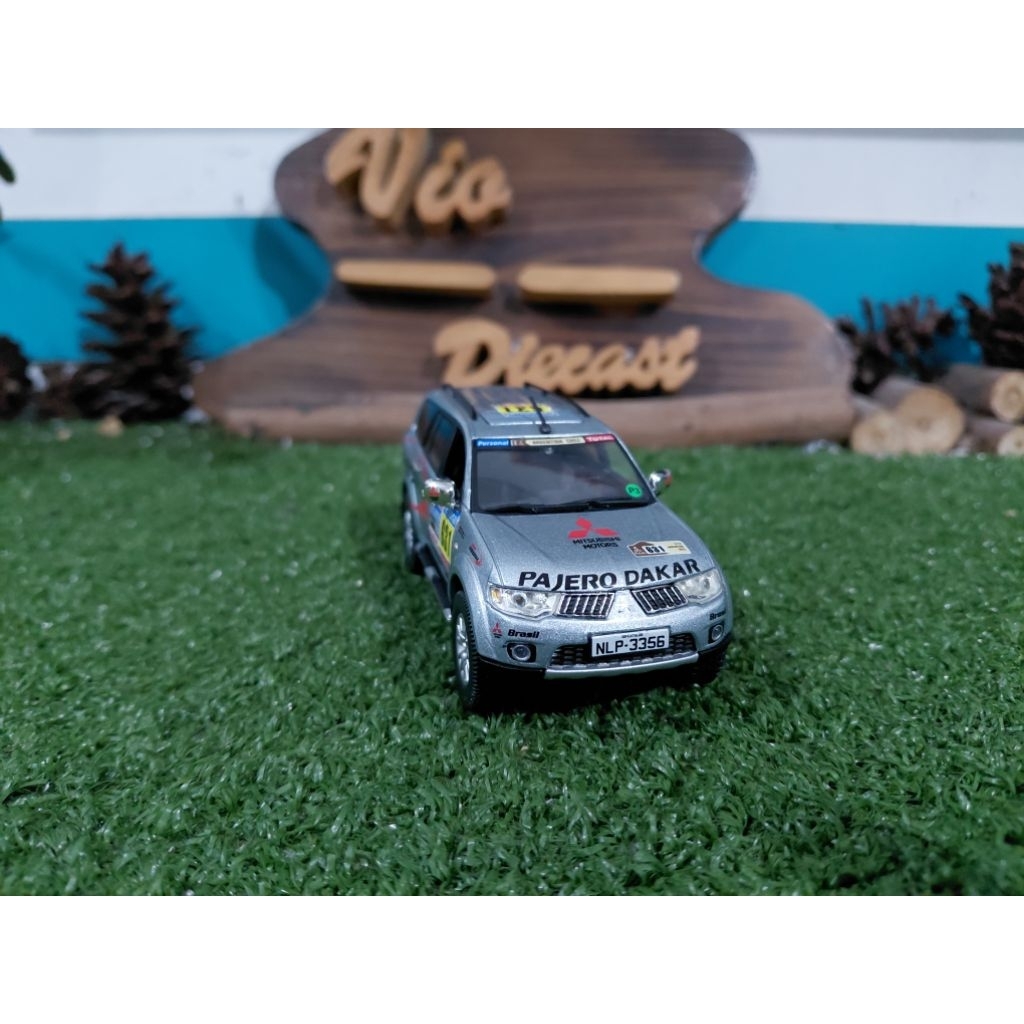 Diecast Miniatur Mitsubishi Pajero rally Dakar silver skala 1:43