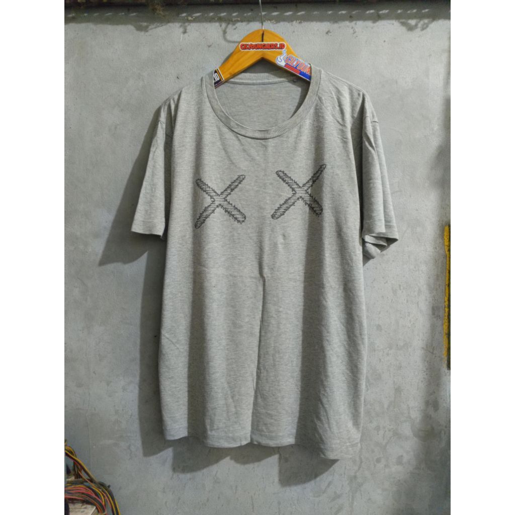 UNIQLO UT X KAWS single stich