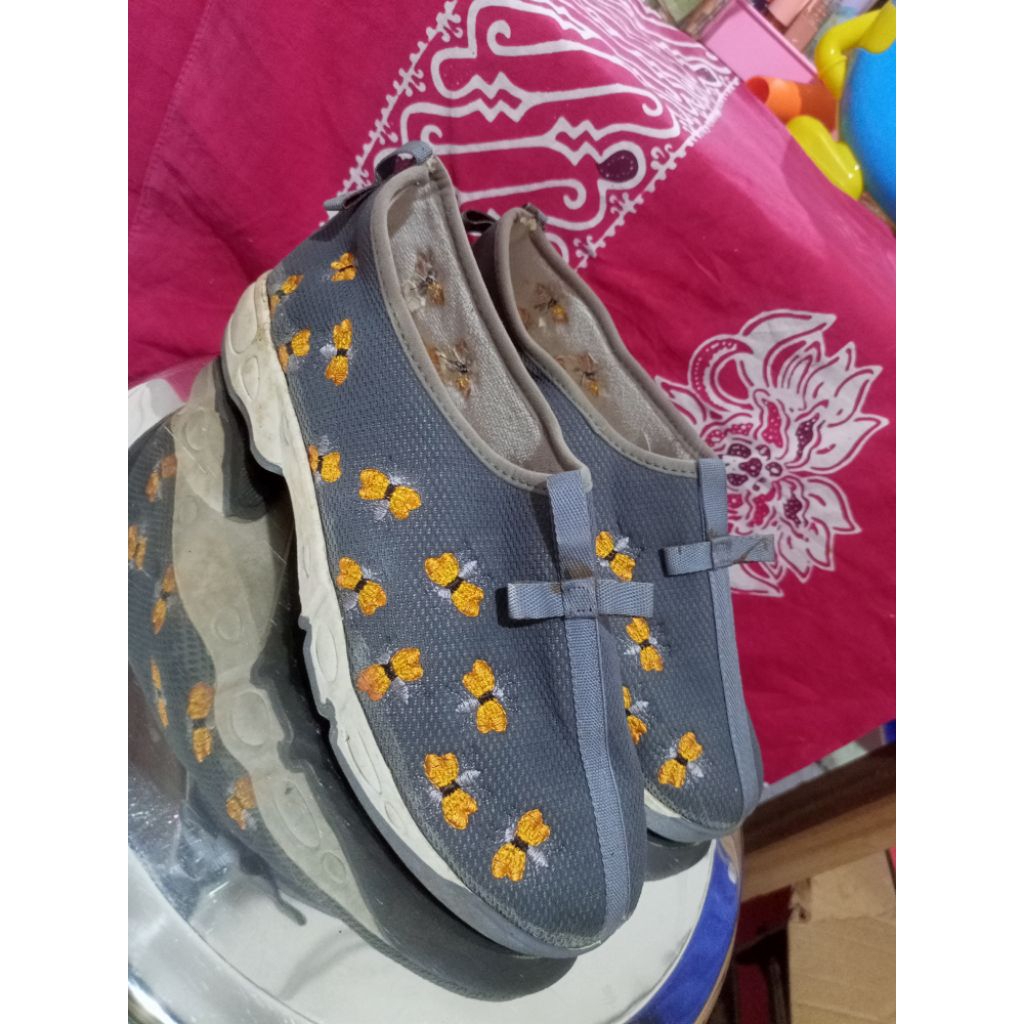 sepatu olahraga bordir gambar lebah