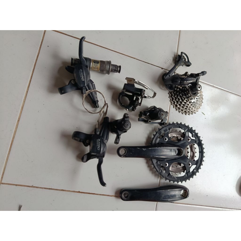 Wts Groupset Shimano deore 3x9 second fungsi normal kondisi sesuai di fotoCrankset m530 hollowtech 1