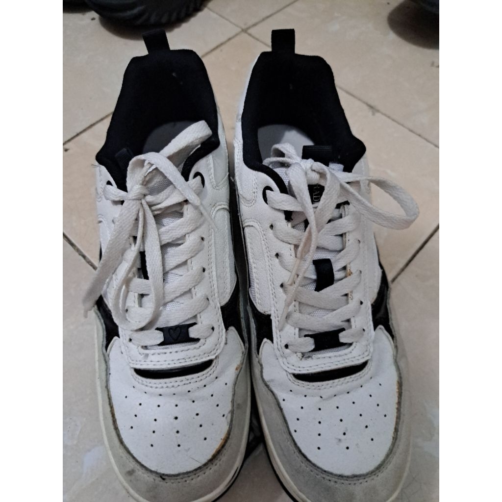 PRELOVED STRADIVARIUS SEPATU PUTIH SIZE 40